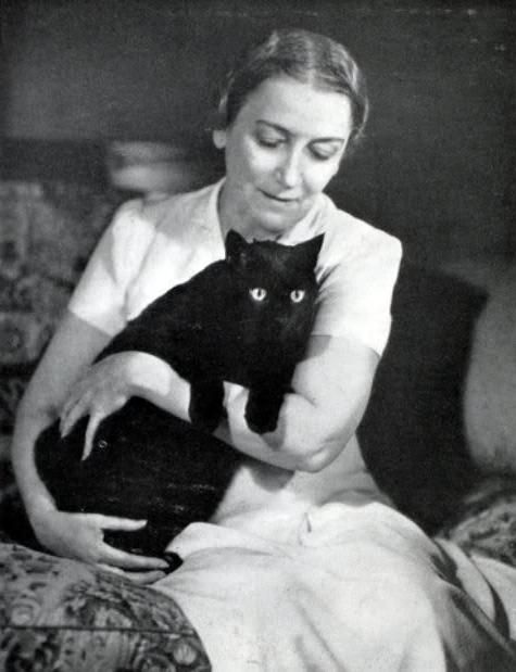 Photo of Sophie Kerr with her cat Thomas Hardy