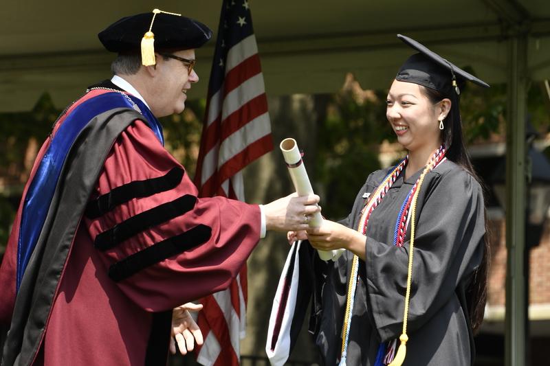 在2023年毕业典礼上，萨米·塞格达从校长迈克·索索尔斯基手中接过毕业证书.